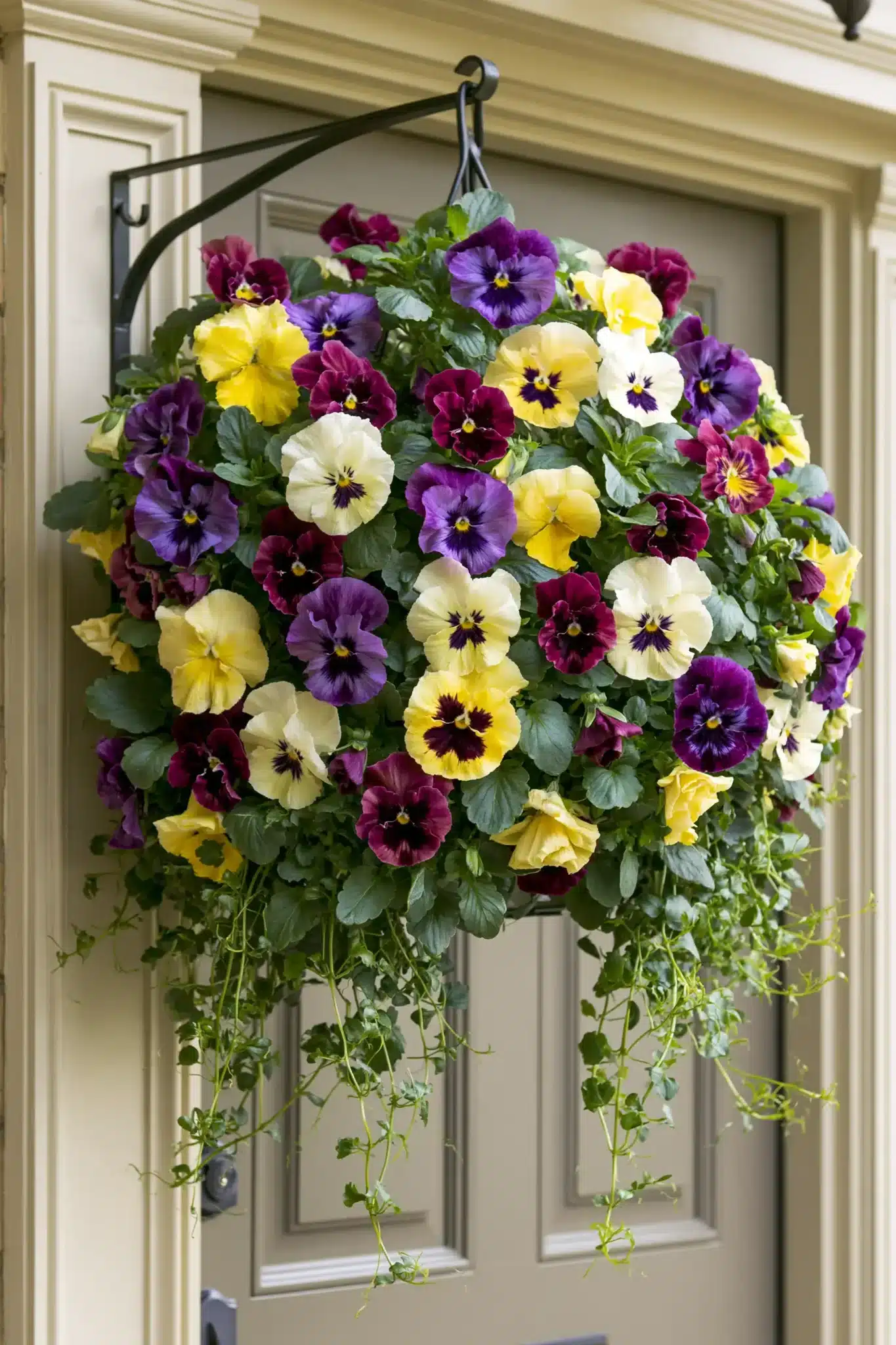 29 Spring Front Door Decor Ideas for an Entrance That Feels Fresh 18 spring front door decor